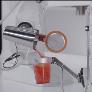 This robot could be serving you drinks in the near future. 🤖 🍹 via Makr Shakr | Interesting Engineering