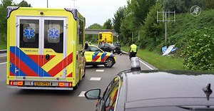 Heftig ongeluk op N46: auto eindigt tegen verkeerspaal