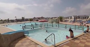 Nederlands meisje (9) verdrinkt in Frans zwembad, haren vastgezogen in rooster ‘paddenstoel-waterval’