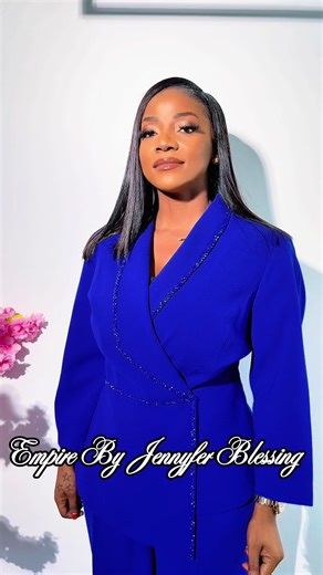 Nous allons toujours nous relever. Peu importe la tempête, peu importe les attaques, peu importe les épreuves… nous avons en nous une force que rien ne peut éteindre. Nous pouvons plier, mais nous ne romprons pas. Nous pouvons tomber, mais nous ne resterons jamais à terre. Chaque cicatrice raconte une victoire. Chaque larme prépare un témoignage. Chaque saison difficile annonce une élévation. Se relever, ce n’est pas nier la douleur. C’est décider que la douleur ne définira pas notre destinée. A