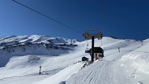 Etna Nord live - Sole e vento debole. Temperatura -8°! Condizioni del manto ottimali. Caduti 15 cm di neve fresca (non omogenei). Situazione live cam su www.etnasci.it | Etna Sci