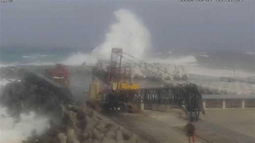 Typhoon hits Japanese islands south of Tokyo with heavy rain