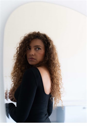 La meilleure chose que j’ai appris cette année, c’est la capacité à se relever. Ça fait 5 ans que je crée du contenu sur la plateforme, et j’ai aujourd’hui 33000 abonnés. Mais je vais t’avouer un truc que je n’ai dit à personne jusqu’à présent. Je me suis dit plusieurs fois « peut être que je me suis totalement plantée » « En fait, je suis nulle » Mais comment arrêter quand on a affiché publiquement nos objectifs? Pourquoi changer quand ça nous tenait tellement à coeur? Que vont penser les gens 