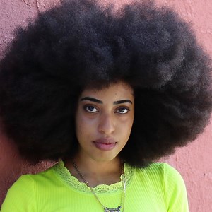 With hair measuring 4 ft 10 in (1.48 m) in circumference, congratulations to Simone Williams (USA) our new largest afro record holder | Guinness World Records