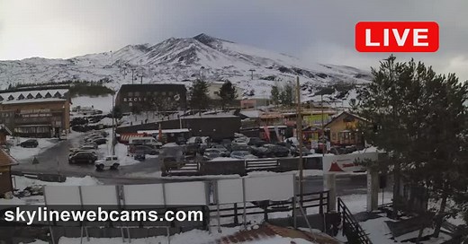 【LIVE】 Webcam Etna - Piazzale Rifugio Sapienza | SkylineWebcams