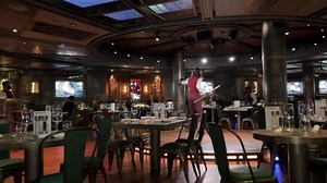 # AIDAcosma – Time Machine Restaurant # Dinner UND Show! Wir nehmen dich mit…schau dir mal das Video an 💙♥️💛💚 | mein-schiffberater.com