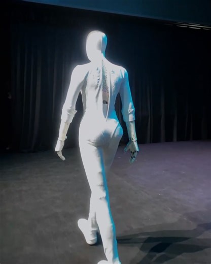 The debut of XPENG’s Next-gen IRON took everyone by surprise at #XPENG AI Day. Many even wondered — “Is there really a real person hidden inside that female robot?” 👇 Watch this one-take, uncut response from He Xiaopeng himself as he clears up all the doubts! #XPENGMoment #2025XPENGAIDAY | XPENG