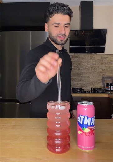 Mocktails Red Bull Lilac Édition ☀️ Code Promo de -30% avec mon code ASH30 sur le site de @MyAmericanShop 🥳 Ingrédients : - Pulco de Citron-Fraise 2cl 🍋 🍓 - Sirop de Grenadine 1cl 🌹 - Red Bull Lilac Édition (Pamplemousse) ☀️ - Fanta Litchis 😊