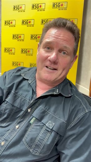 RSG 100-104FM on Instagram: "KYK! 🤣 Die dag toe Christo Snyman van Broers gestrand was op ‘n eiland, die dag toe hy amper die OppiWater-kunstefees se skip verpas het. Hy het onlangs by @martelizebrink in die DrieSestig-ateljee gekuier."