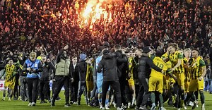 ADO terug in Eredivisie na zege, fans bestormen massaal veld