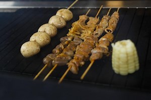 Taste Atlas vuelve a causar polémica: Declaró al Anticucho como mejor plato ¿boliviano?